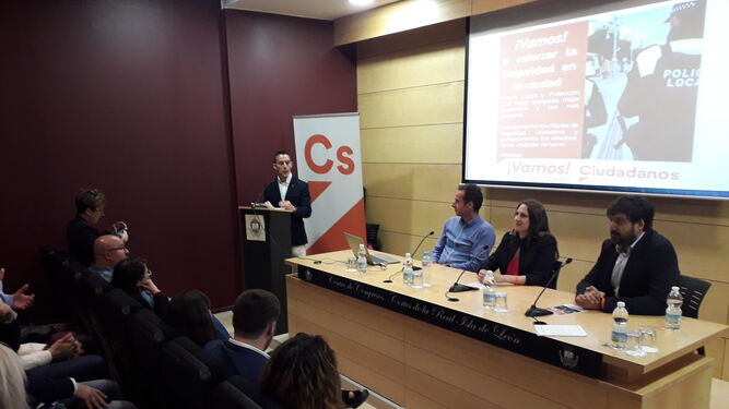 Presentación del programa de gobierno de Cs, con Regla Moreno presidiendo la mesa.