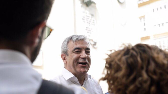 El candidato de Ciudadanos para las elecciones europeas, Luis Garicano, ayer ante las puertas del oratorio de San Felipe Neri.