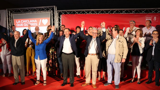 José María Román recibió el apoyo de ex alcaldes de Chiclana, la presidenta de la Diputación y militantes socialistas.