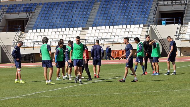 Los jugadores del San Fernando preparan con intensidad el choque en el campo del Almería B.