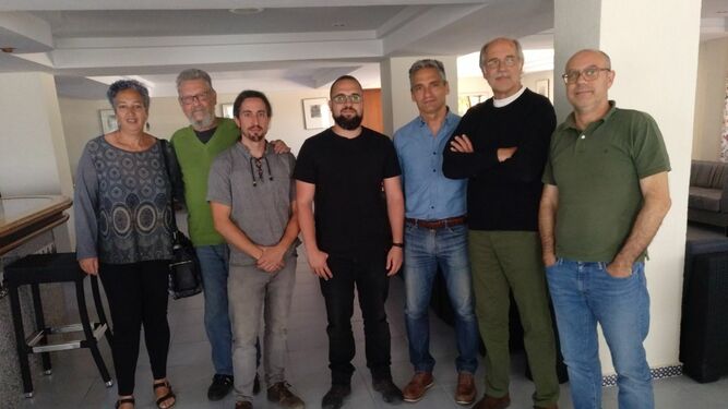 Representantes de Podemos Chiclana con miembros del colectivo del extrarradio tras mantener un encuentro.