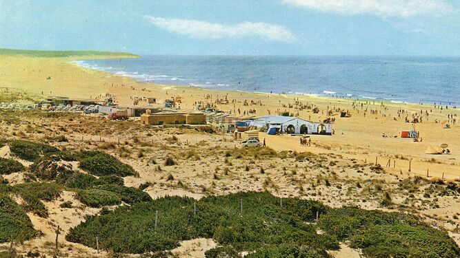 Vista de La Barrosa en los años 70 antes de que se construyera el paseo marítimo.