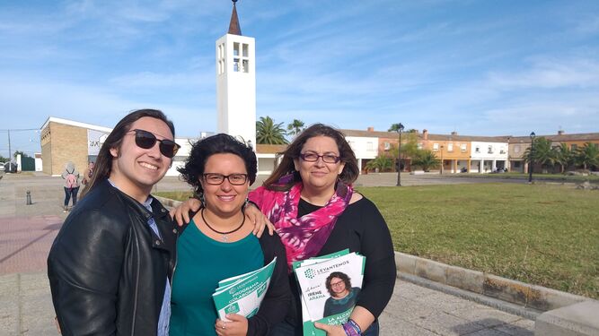 La candidata de Levantemos, Irene Arana (en el centro), durante su visita al Poblado de Doña Blanca.