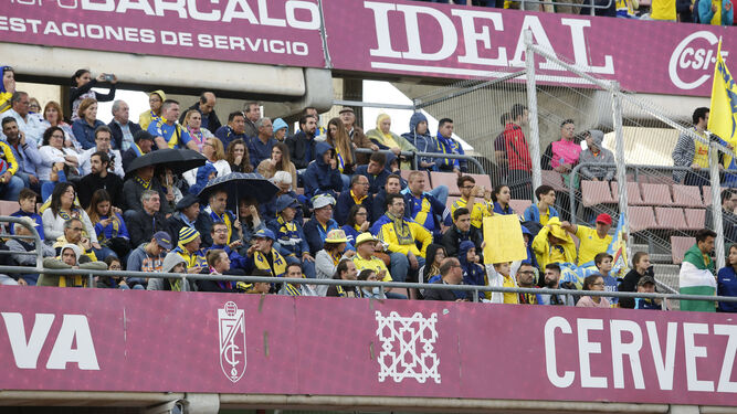 Aficionados del Cádiz en Los Cármenes en el partido que cerró la pasada temporada.