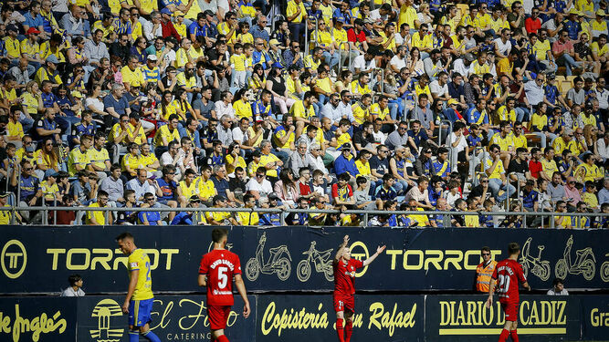 Aficionados en el Carranza durante el partido entre el Cádiz y el Osasuna.