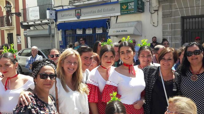Ana María Arias, número dos del PSOE, con algunas de las participantes de la Muestra de Flamenco Joven.