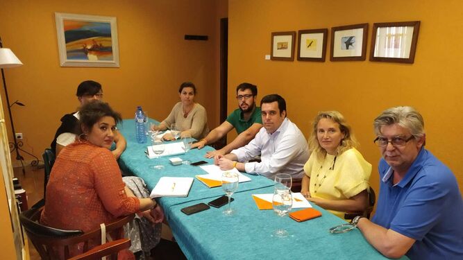 El candidato de Ciudadanos y parte de su equipo, reunidos con miembros de la plataforma Revive Puerto.