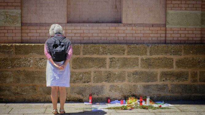 Una turista contempla los mensajes para Juan Carlos Aragón junto a la puerta del Falla.