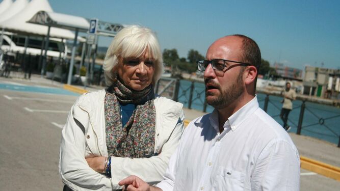 La presidenta de la Autoridad Portuaria, Teófila Martínez, con Germán Beardo junto al Guadalete.