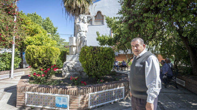 Un vecino de Alcalá del Valle nos muestra la estatua del Emigrante.