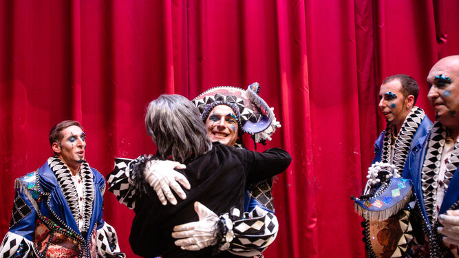 Juan Carlos Aragón abraza a Dani Obregón, componente de 'La gaditaníssima', tras una actuación este año en el COAC.