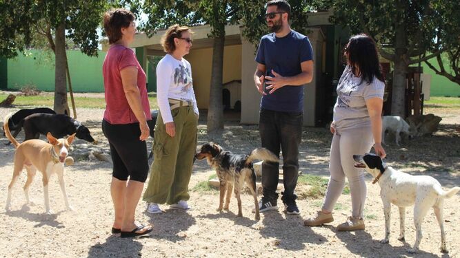 Palmero y Rivas con responsables de la Sociedad Protectora de Animales ‘Refugio Kimba’.