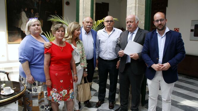 El consejero de Salud, Jesús Aguirre, esta tarde con representantes vecinales y el candidato del PP, Germán Beardo.