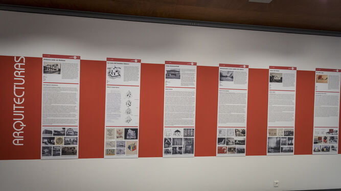 Paneles de la sección 'Arquitecturas' de la muestra 'Reencuentros en torno a un centenario'.