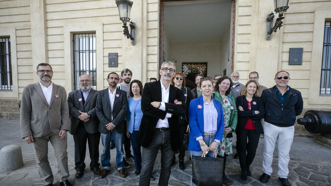 Paco Piniella, con sus colaboradores ante el Rectorado, el día que presentó su candidatura.