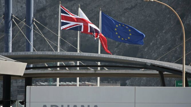 Las banderas de Reino Unido, Gibraltar y la Unión Europea, en la frontera entre Gibraltar y La Línea