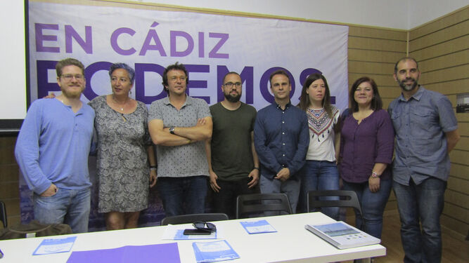 Ernesto Díaz (i.), con miembros de Podemos de la provincia, entre ellos Kichi.