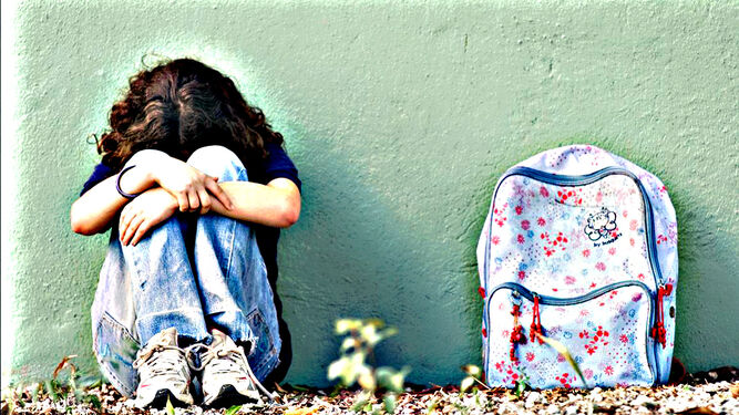 Recreación de una niña que sufre acoso escolar en una campaña para sensibilizar a la sociedad.