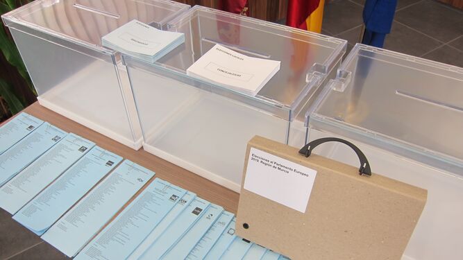 Papeletas, urnas y kit para la votación en Braille.