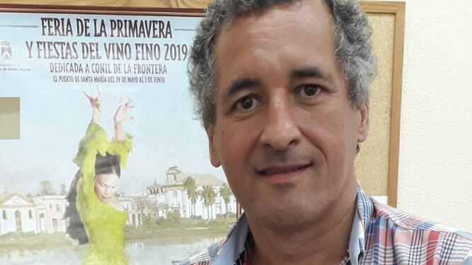 Francis Dueñas, junto al cartel de la Feria de Primavera 2019.
