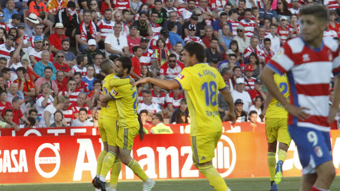 Aketxe es felicitado tras el golazo que marcó en Granada.