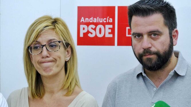 Mara Rodríguez y Fran González, con gesto serio en la sede del PSOE.