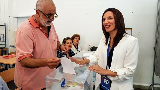 La candidata del PP y actual alcaldesa, Isabel Jurado, votando este domingo.