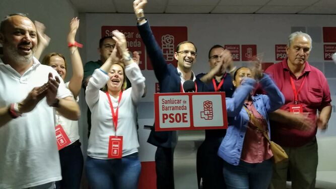 El PSOE celebrando su victoria electoral en Sanlúcar.