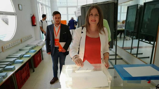 Regla Moreno, candidata de Cs, ayer, en el momento de votar.