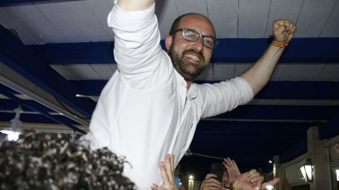 Germán Beardo en el momento de ser recibido por interventores, apoderados y militantes de su partido en la terraza de La Venencia, en el Real Club Náutico, tras conocer los resultados.