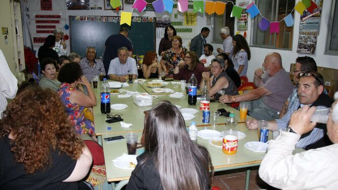 Una imagen de Levantemos en su sede de Gatona, durante la noche electoral, en la que perdieron la representación en el Ayuntamiento.