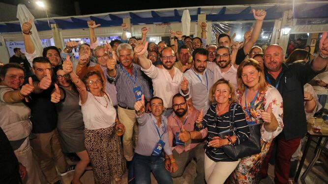 Militantes y simpatizantes del Partido Popular, durante la noche electoral en el Club Náutico celebrando los resultados.