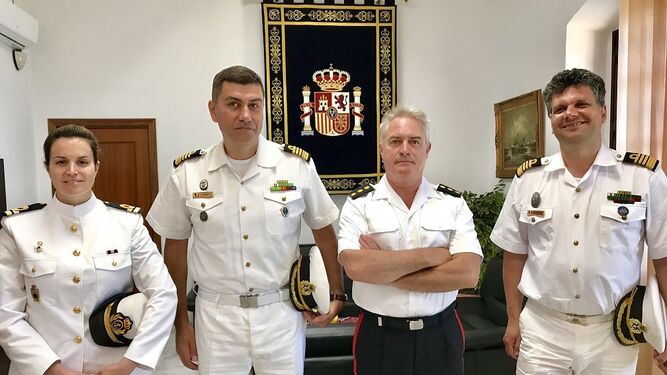 El subdelegado de Defensa con los representantes del buque 'Mircea'