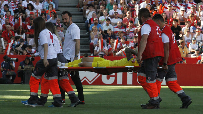 Edu Ramos es retirado en camilla tras lesionarse en el Nuevo Los Cármenes.
