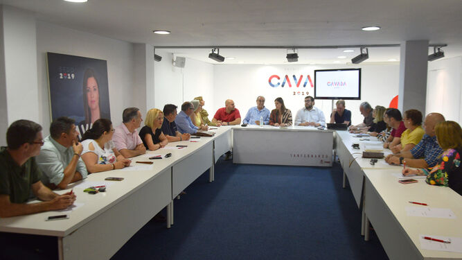 Cavada, al fondo, en una reunión de la ejecutiva del PSOE de San Fernando celebrada ayer lunes.