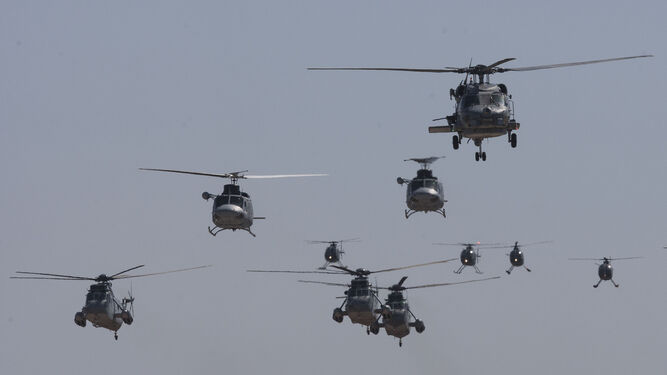 Helicópteros de la Flotilla de Aeronaves durante un desfile por el centenario de la Aviación Naval.