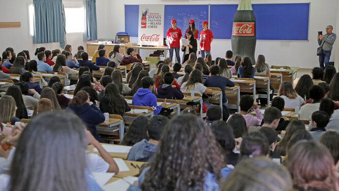 Jóvenes gaditanos realizan las pruebas del concurso de Coca-Cola en el Campus de la UCA de Jerez