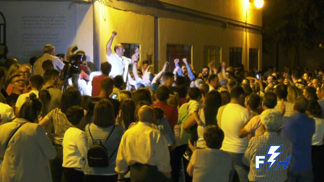 El candidato de Adelante- IU celebrando la victoria en Alcalá del Valle