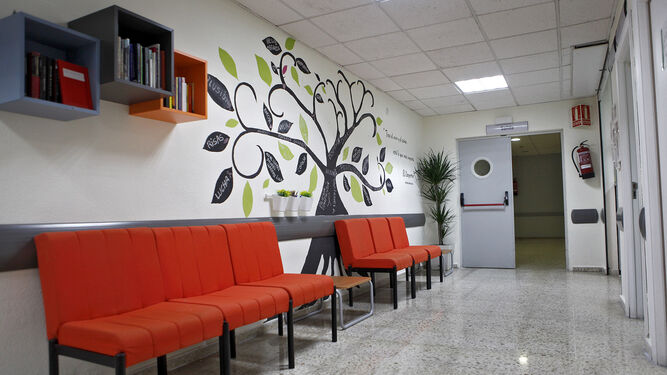 La sala de espera de radiología en el Puerta del Mar, una de las unidades más afectadas por la falta de personal en verano.