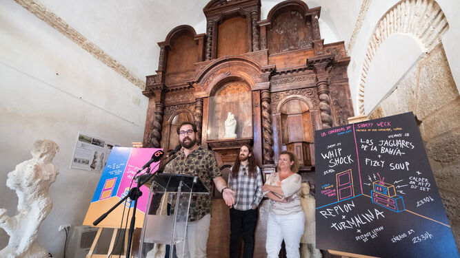 Pablo Donato, en el atril, y Daniel Cervantes y Eva Tubío, al fondo, en la presentación del VI Shorty Week en la capilla del Castillo de Santa Catalina.