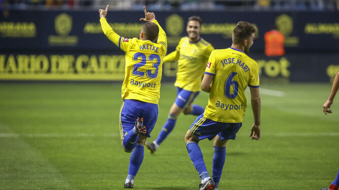 Ager Aketxe celebra junto a Rober Correa y José Mari el gol marcado al Málaga en el Ramón de Carranza (1-1).