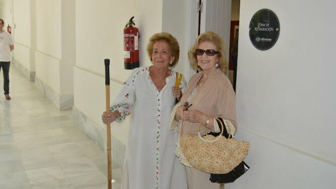 Eulalia Ortega y María Teresa García Supervielle, visitando la exposición.