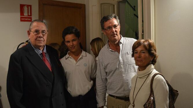 Luis de Mora-Figueroa y Álvaro Bedoya y Clara Ramos con su hijo Álvaro tras finalizar el acto.