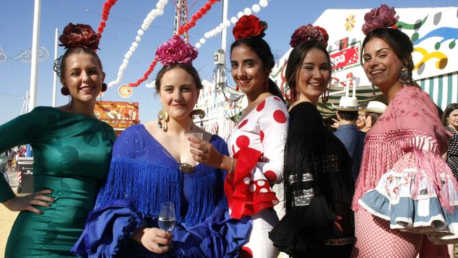 Un grupo de flamencas brinda por la Feria de Primavera.
