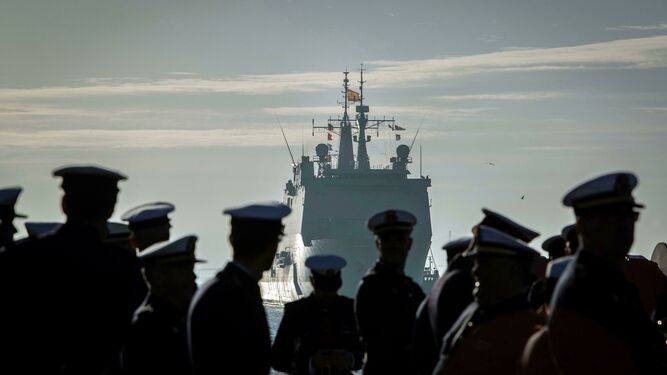 El buque 'Castilla' llegando a la base de Rota tras participar en la Operación Atalanta.