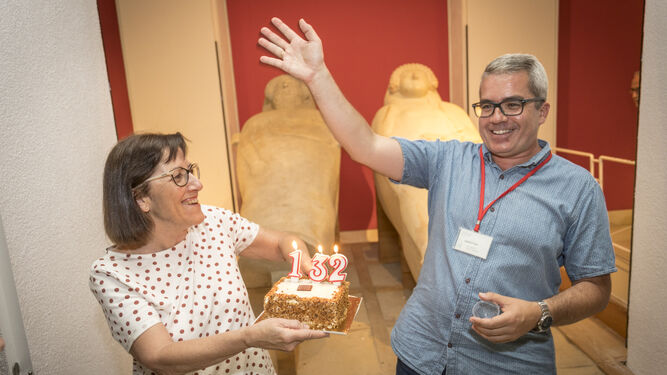 El director del Museo de Cádiz, Juan Ignacio Vallejo, a punto de soplar las velas de la tarta.