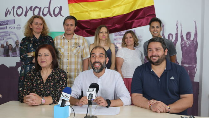 Antonio Romero, candidato de Adelante Puerto Real, junto a los concejales electos de la formación.
