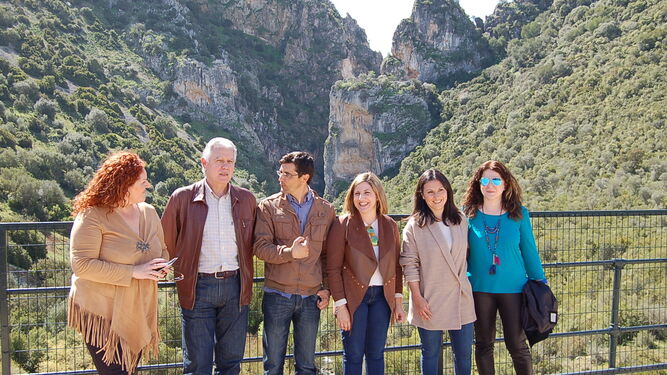 Irene García y Francisco Menacho, junto a otros responsables públicos, en la Vía Verde