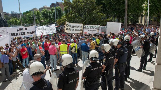 Manifestación de protesta por los precios del aceite de oliva en Jaén.