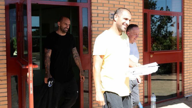 Carlos Aranda y Raúl Bravo, a la salida de prisión.
